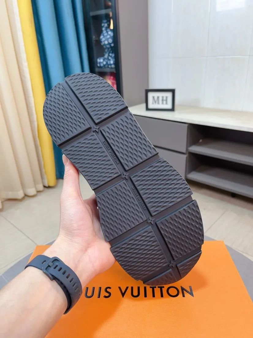 Men's shoes 💰600🌸🌸 LV style is novel and fashionable, the upper is made of imported cowhide + LV special materials! Super trendy design! It’s eye-catching! The leather is soft, delicate, shiny and translucent, showing the ultimate in pure handcraftsmanship, and the mesh is soft, comfortable and breathable! Size: 39-44 (38 45 customized)
